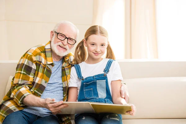 Nonno con ragazza lettura libro — Foto stock