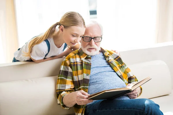 Grand-père avec fille livre de lecture — Photo de stock