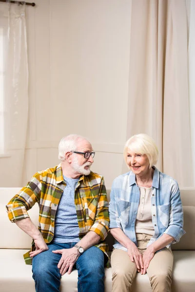Feliz pareja de ancianos - foto de stock