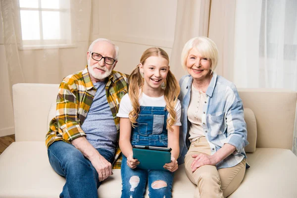Abuelos y niños con tableta digital - foto de stock