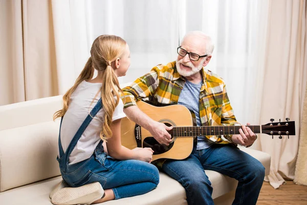 Großvater und Enkelin mit Gitarre — Stockfoto