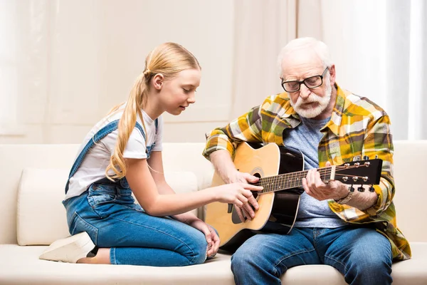Grandfather and granddaughter with guitar — Stock Photo