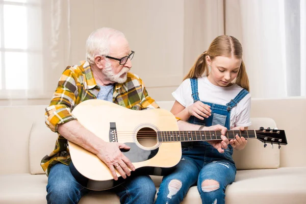 Abuelo y nieta con guitarra — Stock Photo