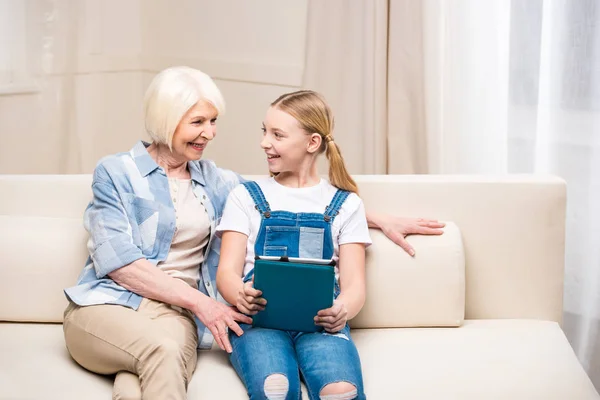 Бабушка и девочка с цифровым планшетом — стоковое фото