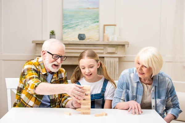 Família jogar jenga jogo — Fotografia de Stock