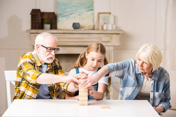 Família jogar jenga jogo — Fotografia de Stock