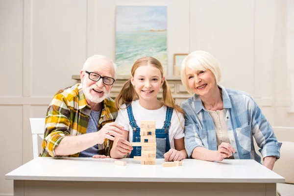 Família jogar jenga jogo — Fotografia de Stock