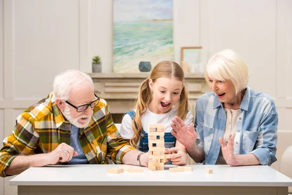Familie spielt Jenga Spiel — Stockfoto