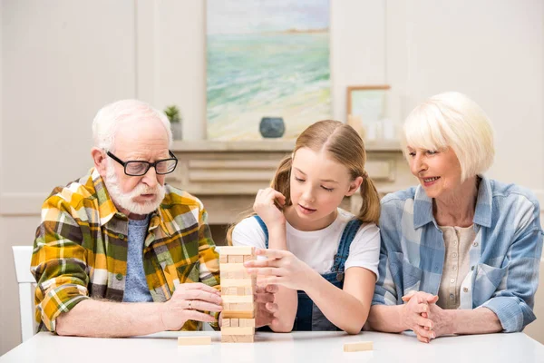 Familia jugando jenga juego - foto de stock