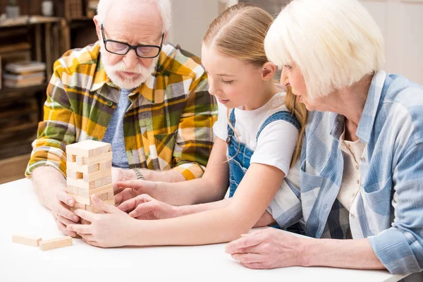 Família jogar jenga jogo — Fotografia de Stock