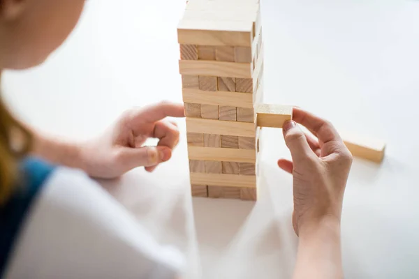 Ragazza che gioca jenga gioco — Foto stock