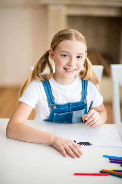 Smiling girl drawing — Stock Photo