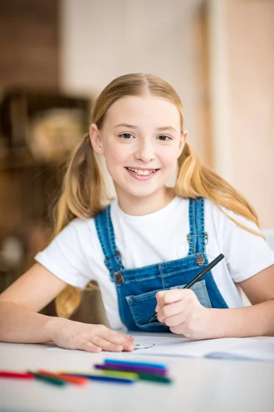 Chica sonriente dibujo - foto de stock