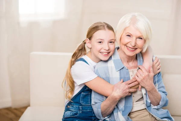 Счастливые бабушка и внучка — стоковое фото