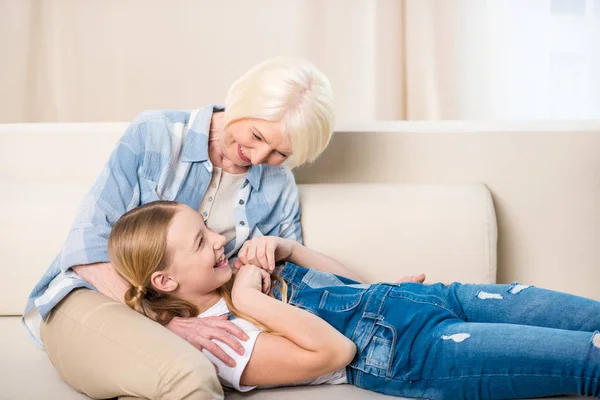 Feliz abuela y nieta - foto de stock