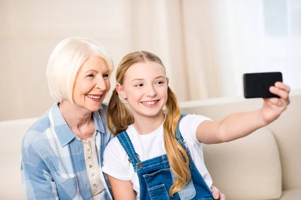 Fille avec grand-mère prendre selfie — Photo de stock