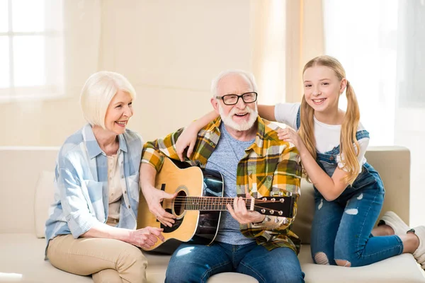 Familia feliz con guitarra — Stock Photo