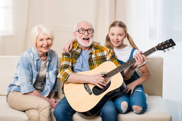 Familia feliz con guitarra — Stock Photo