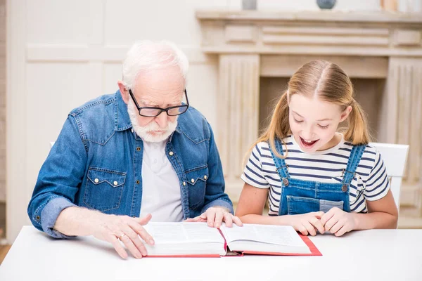 Avô com menina leitura livro — Fotografia de Stock