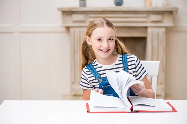 Menina leitura livro — Fotografia de Stock