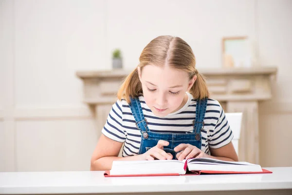 Chica leyendo libro - foto de stock