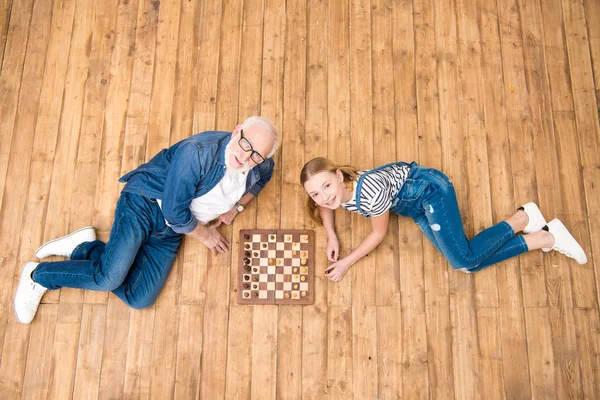 Grand-père et petite-fille jouant aux échecs — Photo de stock