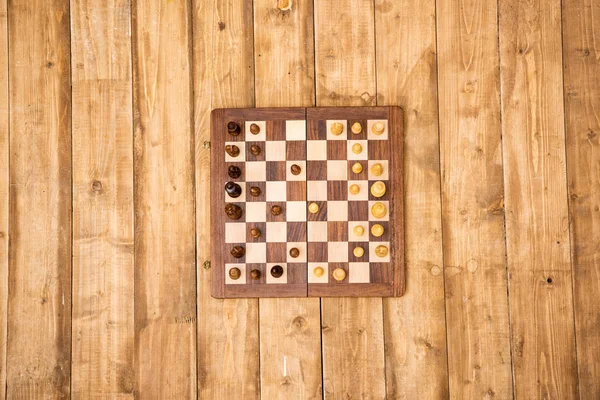 Échiquier en bois avec pièces — Photo de stock