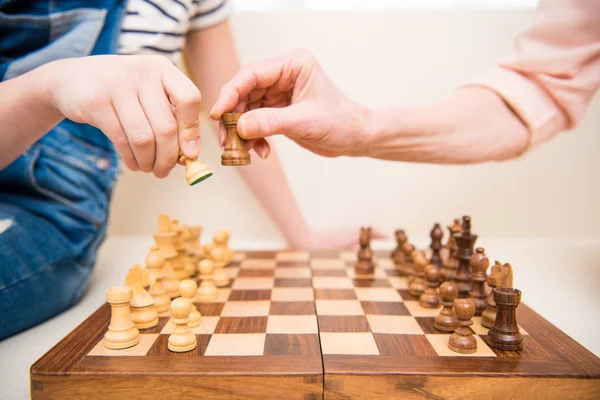 Grand-mère et petite-fille jouant aux échecs — Photo de stock