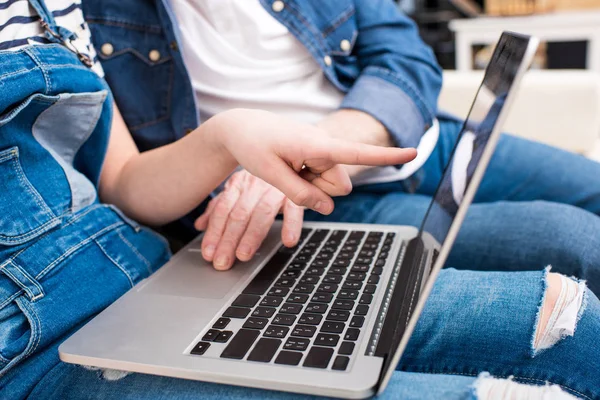 Girl with grandfather using laptop — Stock Photo