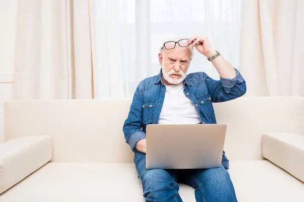 Homme âgé utilisant un ordinateur portable — Photo de stock