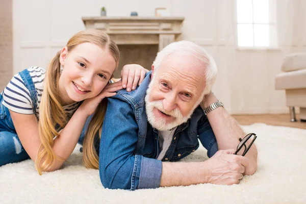 Chica feliz con el abuelo - foto de stock