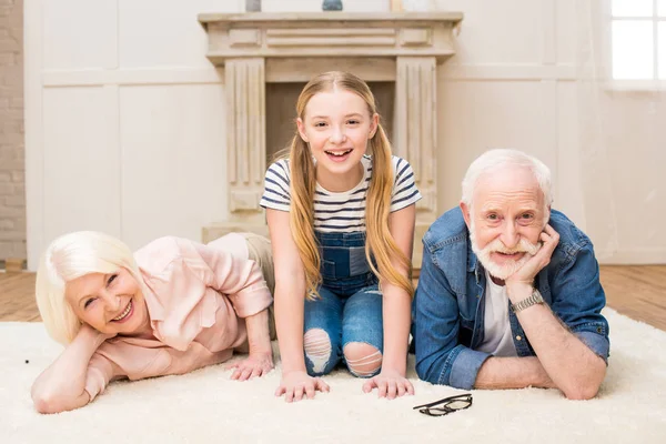 Fille heureuse avec les grands-parents — Photo de stock