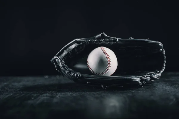 Gant et balle de baseball — Photo de stock