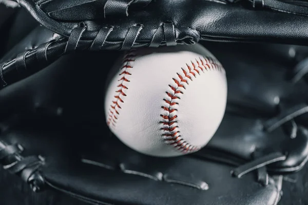 Gant et balle de baseball — Photo de stock