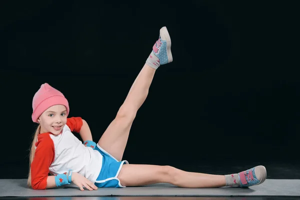 Girl in sportswear exercising — Stock Photo