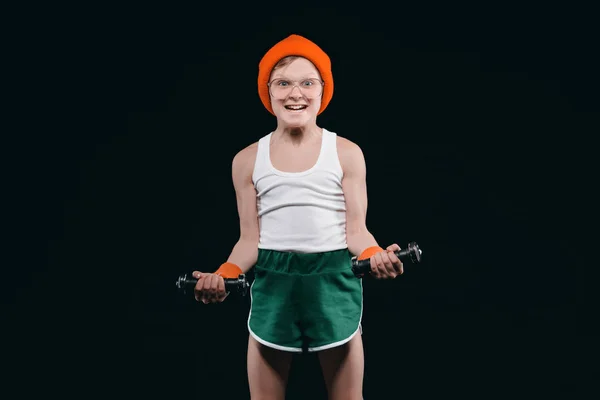 Мальчик тренируется с гантелями — стоковое фото