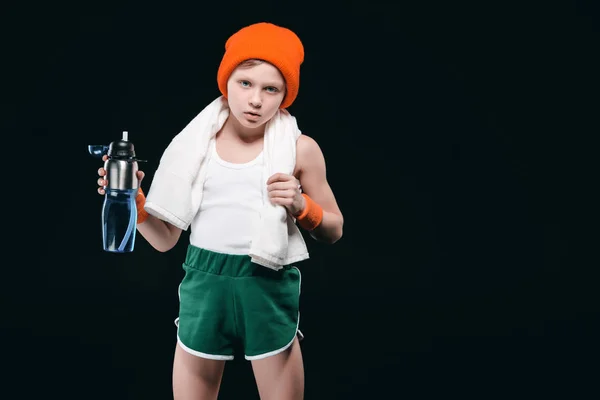 Спортивный мальчик пьет воду — стоковое фото