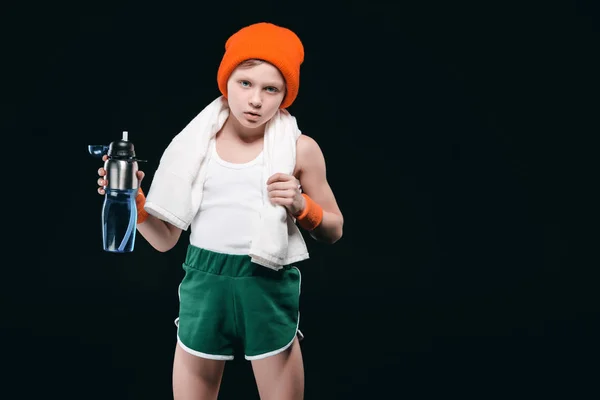 Rapaz desportivo a beber água — Fotografia de Stock