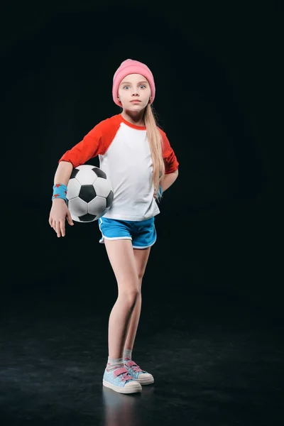 Спортивна дівчина з м'ячем — стокове фото