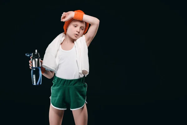 Спортивный мальчик пьет воду — стоковое фото