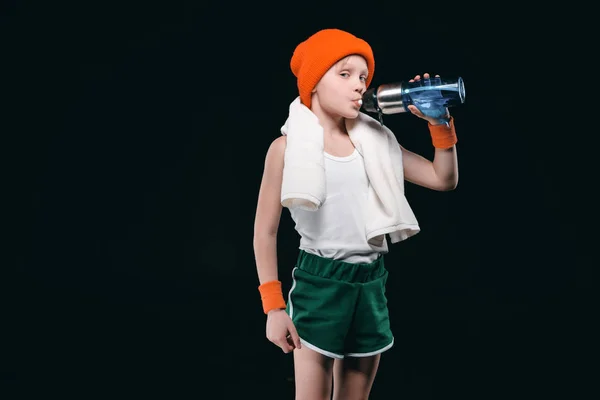 Sportlicher Junge trinkt Wasser — Stockfoto