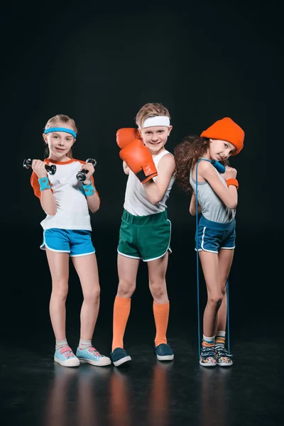 Niños activos con equipo deportivo - foto de stock