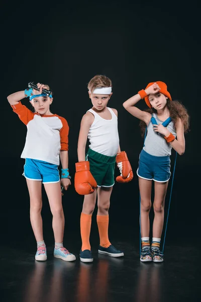 Niños activos con equipo deportivo - foto de stock