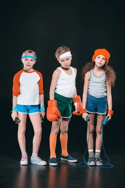 Активні діти зі спортивним обладнанням — стокове фото