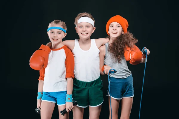 Enfants actifs avec équipement sportif — Photo de stock