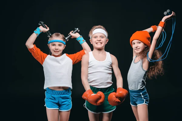 Aktive Kinder mit Sportgeräten — Stockfoto
