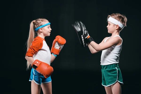 Bambini che fingono boxe — Foto stock