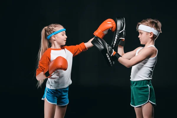 Kinder täuschen Boxen vor — Stockfoto