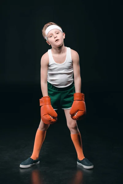 Мальчик в боксерских перчатках — стоковое фото