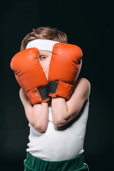 Niño en guantes de boxeo - foto de stock